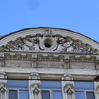 МИФИЧЕСКИЕ СУЩЕСТВА В АРХИТЕКТУРЕ ПЕТЕРБУРГА