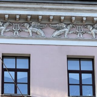 МИФИЧЕСКИЕ СУЩЕСТВА В АРХИТЕКТУРГЕ САНКТ-ПЕТЕРБУРГА