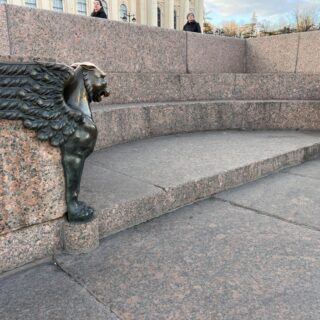 Грифоны на Университетской наб.17
