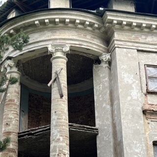 Усадьба Демидовых 18 века в поселке Тайцы