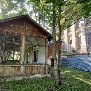 Усадьба Демидовых 18 века в поселке Тайцы